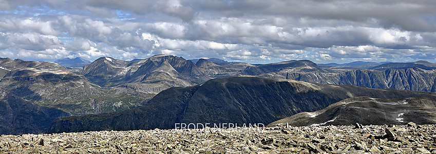 Fra Dordinakkan. I bakgrunnen bla. Storsalen,Somrungnebba,Østre Somrungnebba og Ottadalskammen.