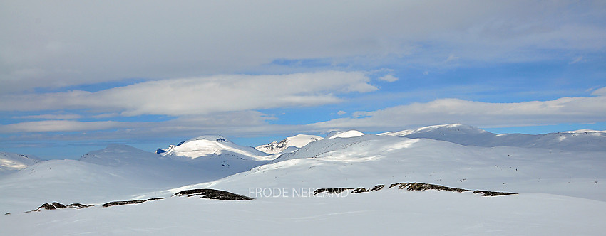 Fra purka mot Skarvdalen. I bakgrunnen bla. Hårstadnebba,Hårstadtoppen,Langrabbpiken,Storkalkinn,Kaldfonna og Dordinakkan.