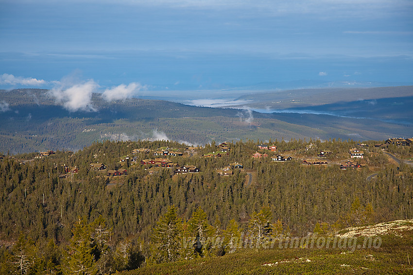 Utsikt fra Storstølknatten (1124 moh) mot hyttefelt på Aurdalsåsen og videre i retning Tisleidalen.