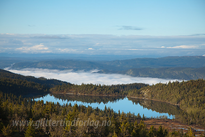 Fra Storstølknatten (1124 moh) på Aurdalsåsen mot Venevatnet med en tåkelagt Aurdal i bakgrunnen.