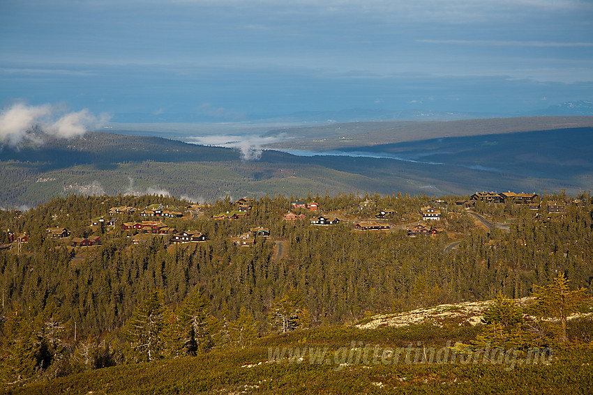 Fra Storstølknatten (1124 moh) på Aurdalsåsen mot hyttefelt og videre i retning Tisleidalen.