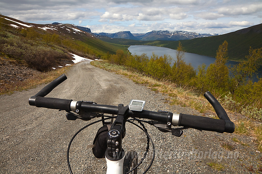 På vei ned fra Smådalsfjellet mot Helin.