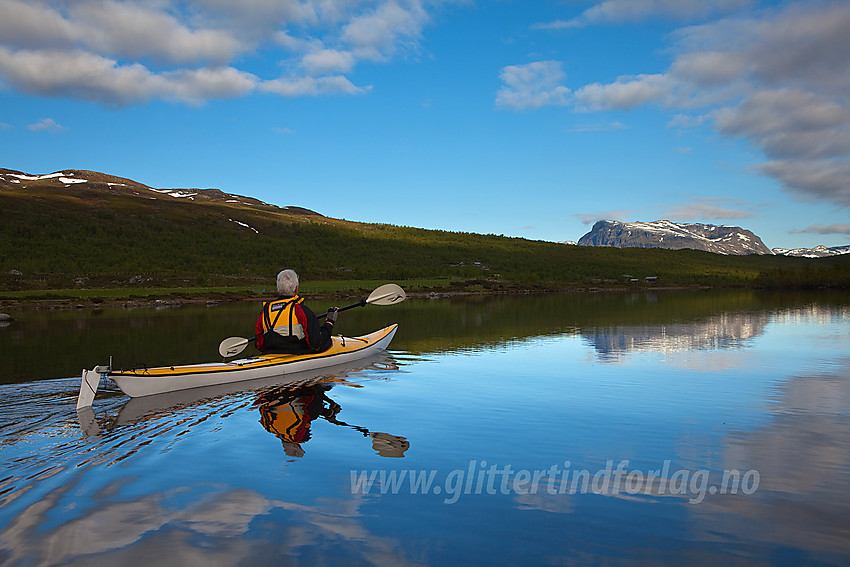 Padling på Nørdre Syndin en flott sommermorgen. Grindane i bakgrunnen.