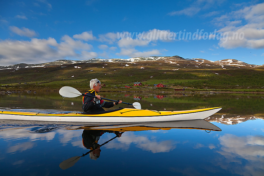 Padling på Nørdre Syndin en flott somemmermorgen med Gilafjellet i bakgrunnen.