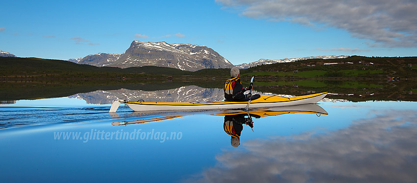 Morgenpadling på Nørdre Syndin med Grindane i bakgrunnen.