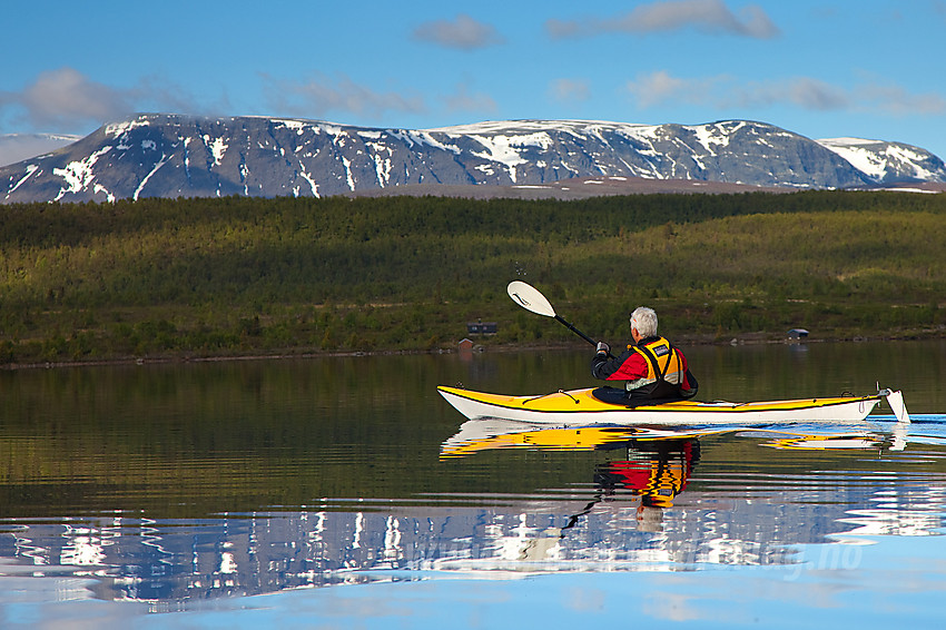 Padling på Nørdre Syndin med Rankonøse i bakgrunnen.