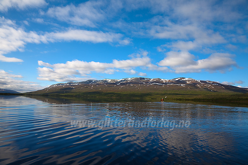 Padling på Nørdre Syndin med Gilafjellet i bakgrunnen.