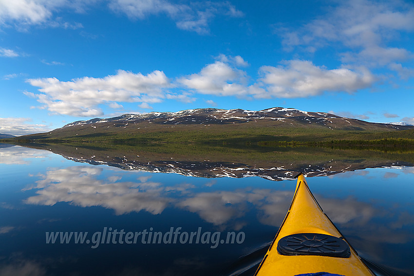 Padling på Nørdre Syndin med Gilafjellet i bakgrunnen.