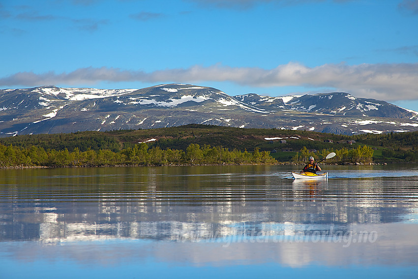 Padling på Nørdre Syndin med Vennisfjellet i bakgrunnen.