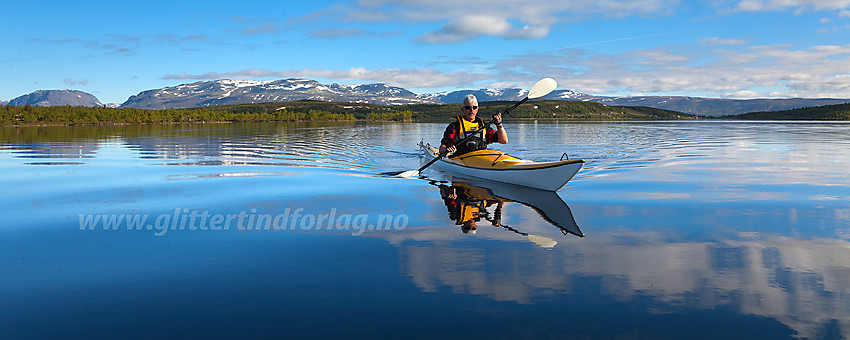 Padling på Nørdre Syndin med Vennisfjellet (bl.a.) i bakgrunnen.