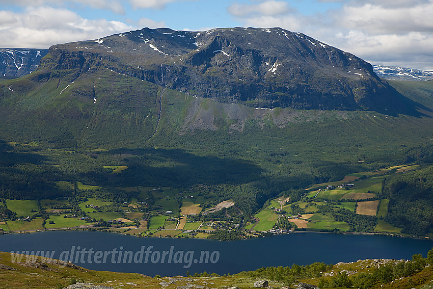 Fra høyda ved Knappetjednet mot Vangsmjøse, Grindaheim og Grindane (1724 moh).