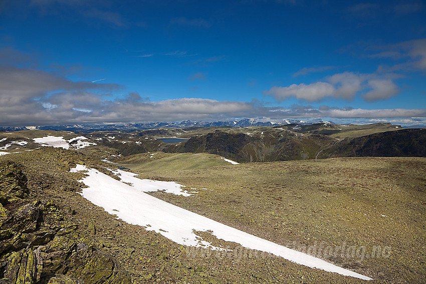 Utsikt fra Mjellknapp i nordlig retning. Helt til høyre i bildet ses Mugnetinden.