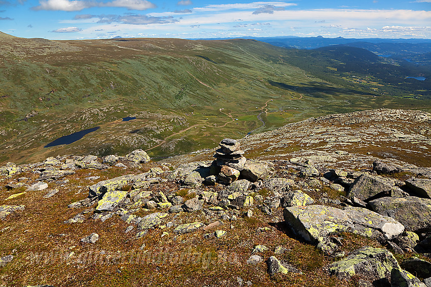 På vei ned fra Mjellknapp med Rysndalen og Slettefjellet i bakgrunnen.