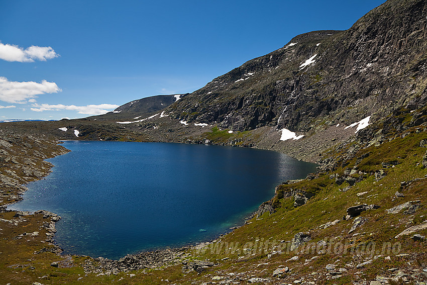 På vei ned fra Mjellknapp med fint blikk mot Tjørobyttjednet.