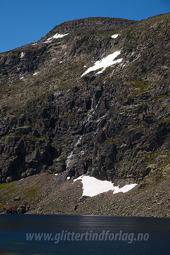 Ved utløpet av Tjørobyttjernet med Mjellknappmassivet i bakgrunnen.