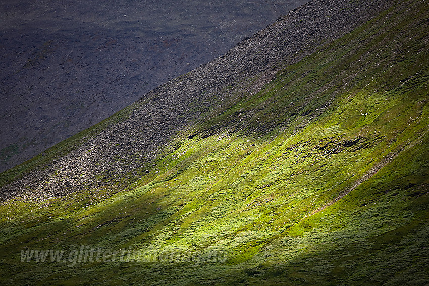 Lys og skygge i fjellsiden mot Klanten i Smådalen.