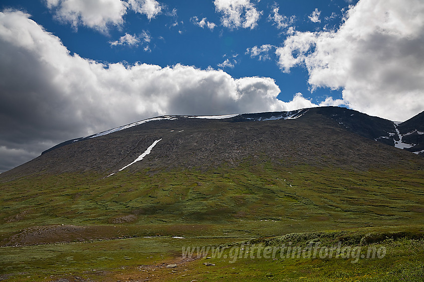 I ytre del av Hestebottn mot sørøstre del av Ranastongmassivet. Mans er også forsenkningen oppe i fjellsiden hvor Kulehøla ligger.