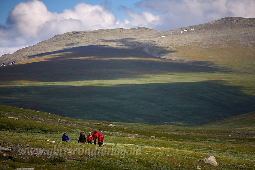 Fjellvandrere på vei innover Hestebotten med Smådalen, Jørungilknappen (1710 moh) og Gråskarvet (1731 moh) i bakgrunnen.