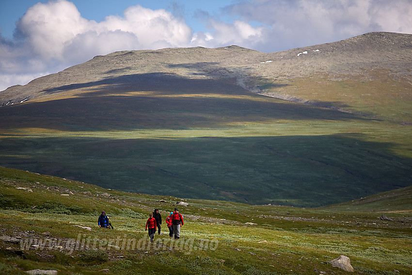 Fjellvandrere på vei innover Hestebotten med Smådalen, Jørungilknappen (1710 moh) og Gråskarvet (1731 moh) i bakgrunnen.