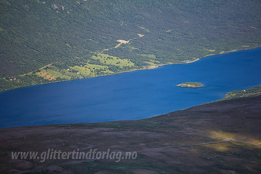 Fra Klanten med telelinse over Smådalsfjellet mot Helin med den runde øya Heletubba.