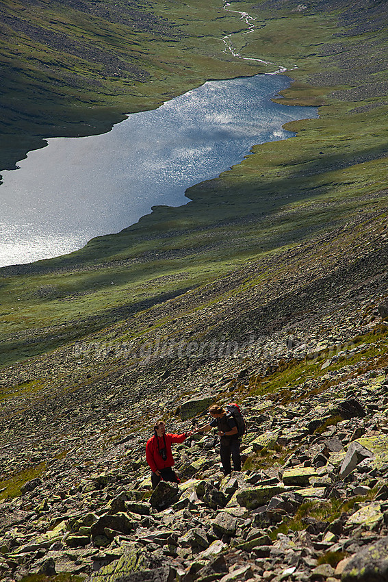 Pause i fjellsiden fra Hestebotten opp mot Gravarskardet (mellom Rankonøse og Klanten). Hestebotten med Hestebottjernet ses i bakgrunnen.