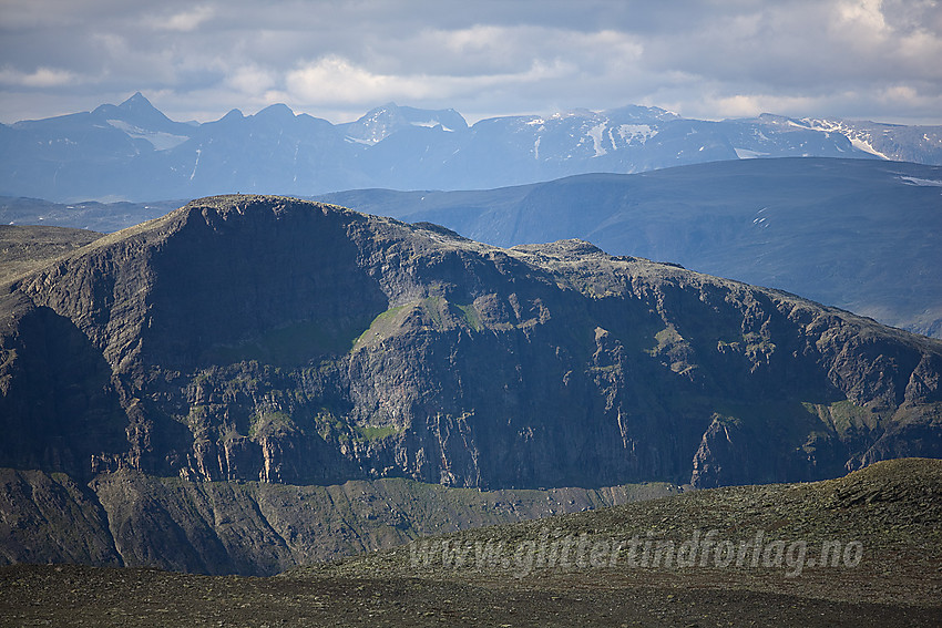 Med telelinse fra Rankonøse mot Grindane (1724 moh) og videre i retning Jotunheimen.