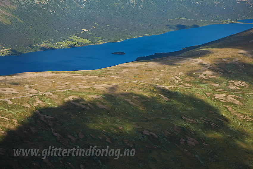 Fra Klanten via Smådalsfjellet mot Helin med den kulerunde øya Heletubba.