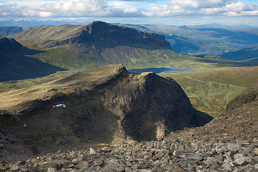 På vei ned fra Rankonøse mot Trongebytte med Kvannebakknøse (1535 moh) i forgrunnen og Grindane (1724 moh) i bakgrunnen.