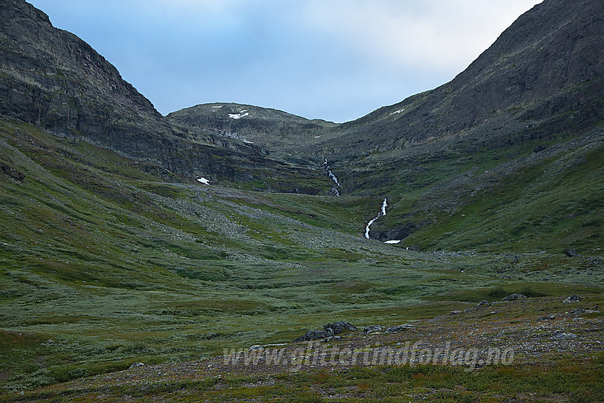 Sommerkveld i Smådalen med tilbakeblikk opp det artige Trongebytte som vi nett gikk ned på vår retur fra Rankonøse.