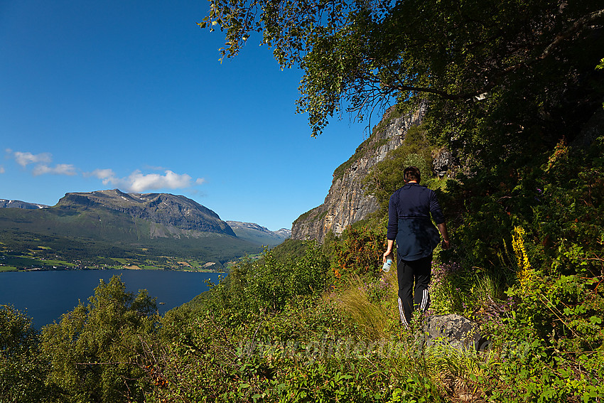 Langs stien fra Leirhol til Leirholstølen med Grindane i bakgrunnen.