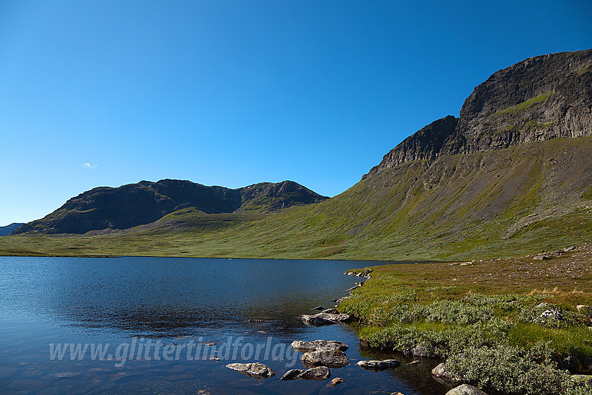 Ved Grindatjednet mot Belgjinøse. Til høyre i bildet ruver Grindane (1724 moh).