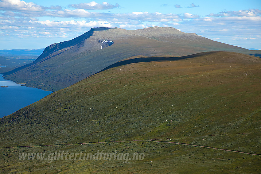 Fra sørflanken oppunder Grindane mot Smådalsfjellet og Jørungilknappen og Gråskarvet.