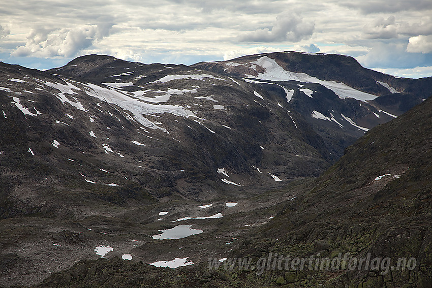 Fra sør-sørøstryggen på Berdasleken med utsikt mot Fossdalen og Raudbergsnuten (1807 moh).