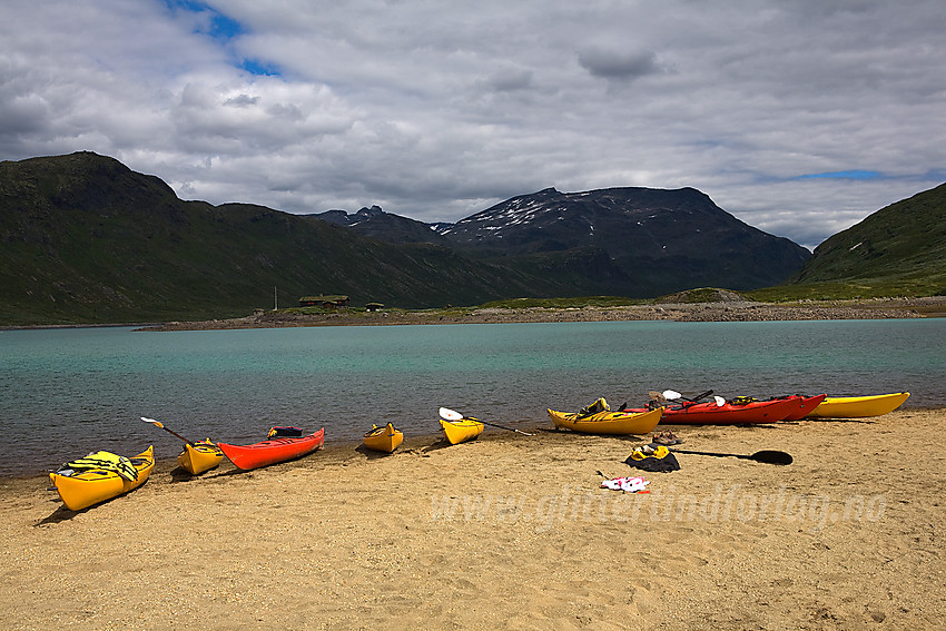 Ved Eidsbugarden med strand mot Bygdin. Slettmarkpiggen og Galdebergtinden i bakgrunnen.