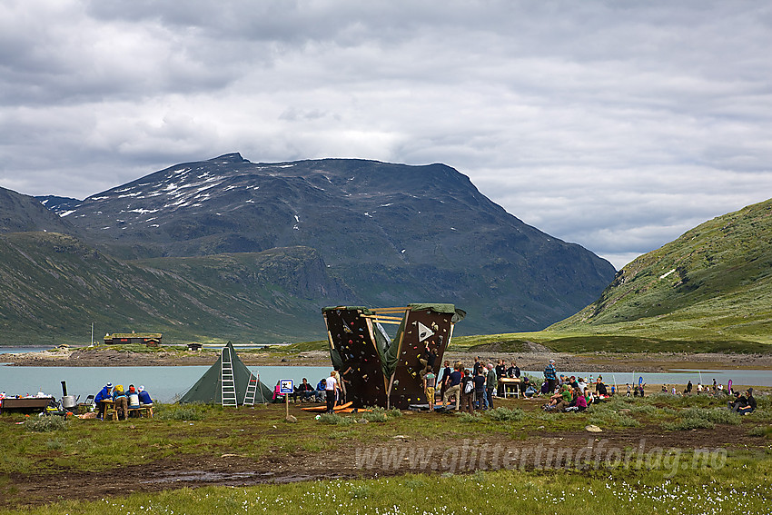 Teltleir på Eidsbugarden i forbindelse med Vinjerock. Galdebergtinden i bakgrunnen.