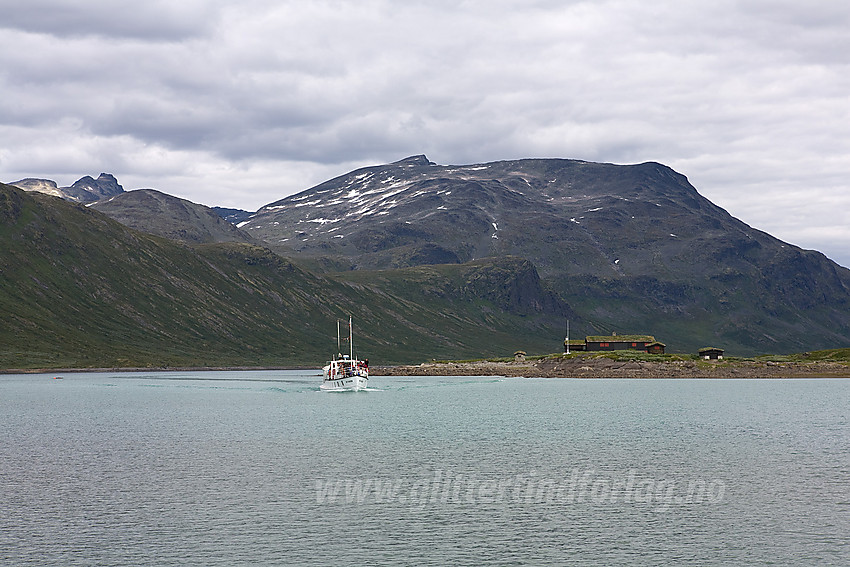 M/B Bitihorn på vei til kais på Eidsbugarden. Galdebergtinden (2075 moh) i bakgrunnen.