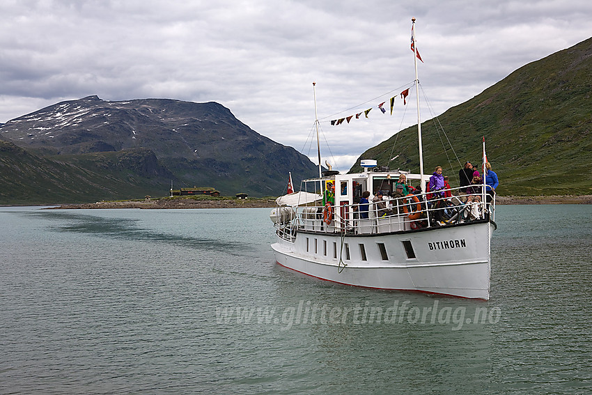 M/B Bitihorn på vei til kais på Eidsbugarden. Galdebergtinden (2075 moh) i bakgrunnen.