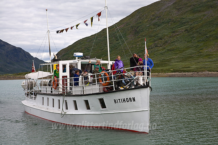 M/B Bitihorn legger til kai ved Eidsbugarden.