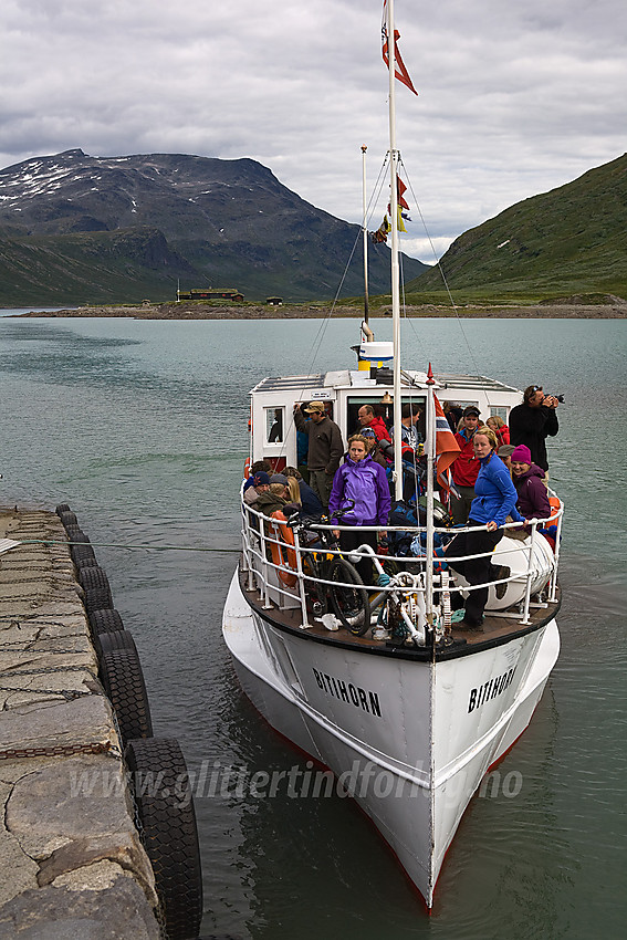 M/B Bitihorn legger til kai ved Eidsbugarden.