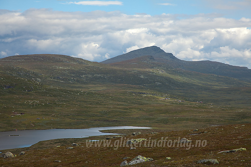 På vei ned fra Styreberget mot Fjelltjernet, Skreddalsfjellet, Svarthamaren og Skaget.