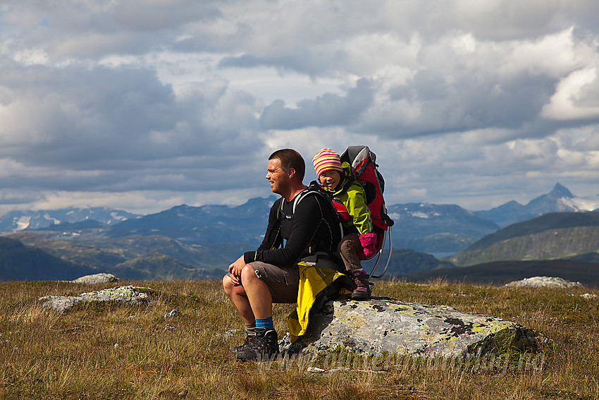 Pause på vei til Vardhovdtinden. Jotunheimen diffust i bakgrunnen.