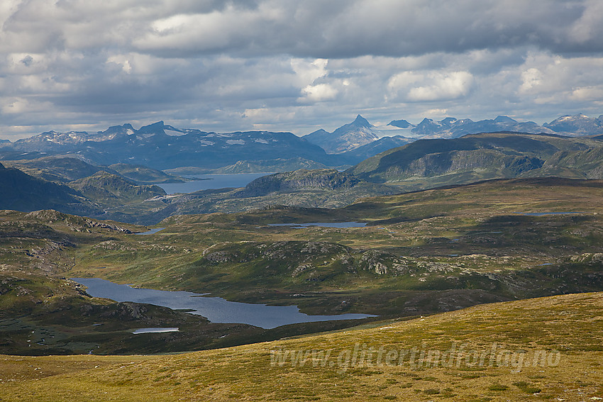 Oppunder Vardhovdtinden med utsikt mot bl.a. Tyin og Jotunheimen.