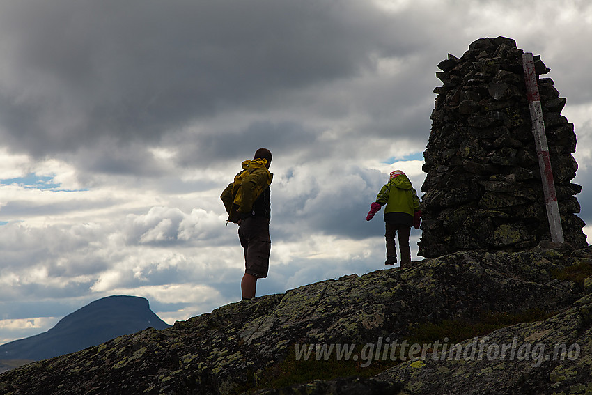 På toppen av Vardhovdtinden (1456 moh). Suletinden ses i bakgrunnen.