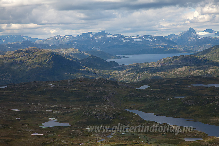 Utsikt fra Vardhovdtinden i retning Tyin og Jotunheimen, bl.a.