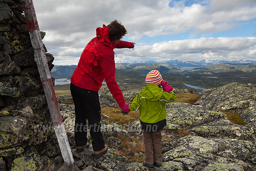 Utsikt fra Vardhovdtinden mot Jotunheimen.