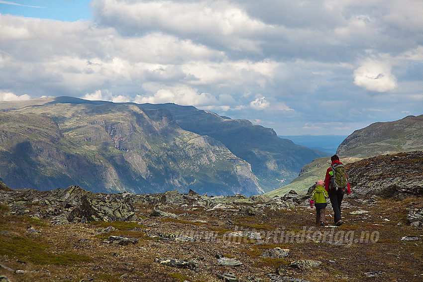 På vei ned fra Vardhovdtinden med Skutshorn og Vennisfjellet i bakgrunnen.