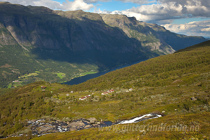 På vei ned mot Rødalen fra Vardhovdtinden. Skutshorn og Vangsmjøse i bakgrunnen.