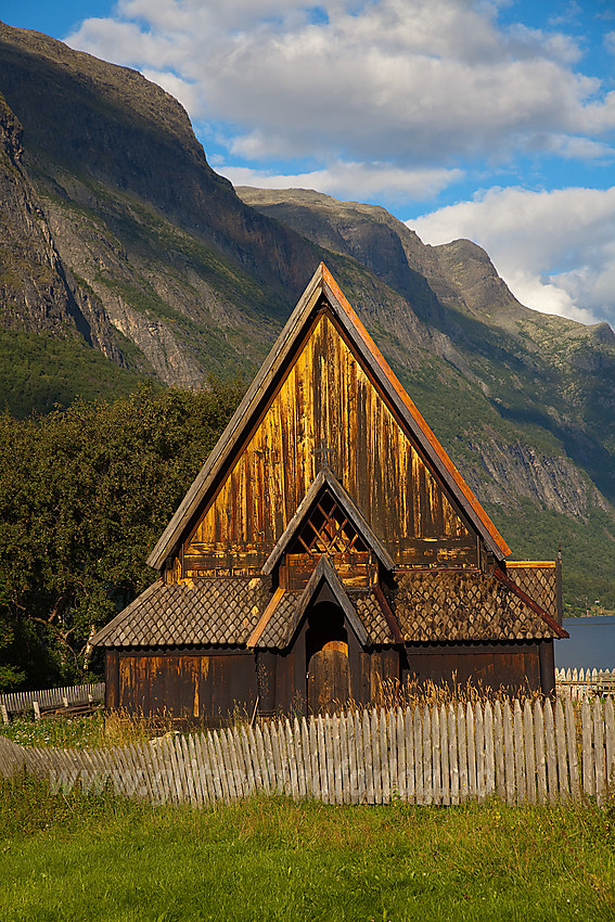 Øye stavkirke i sommerlig kveldslys.