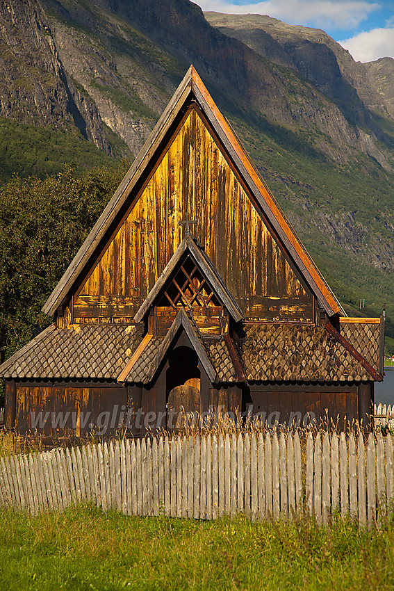 Øye stavkirke i sommerlig kveldslys.