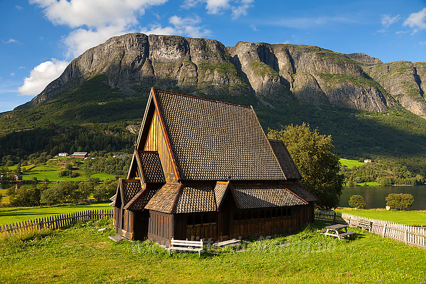 Øye stavkirke i sommerlig kveldslys.